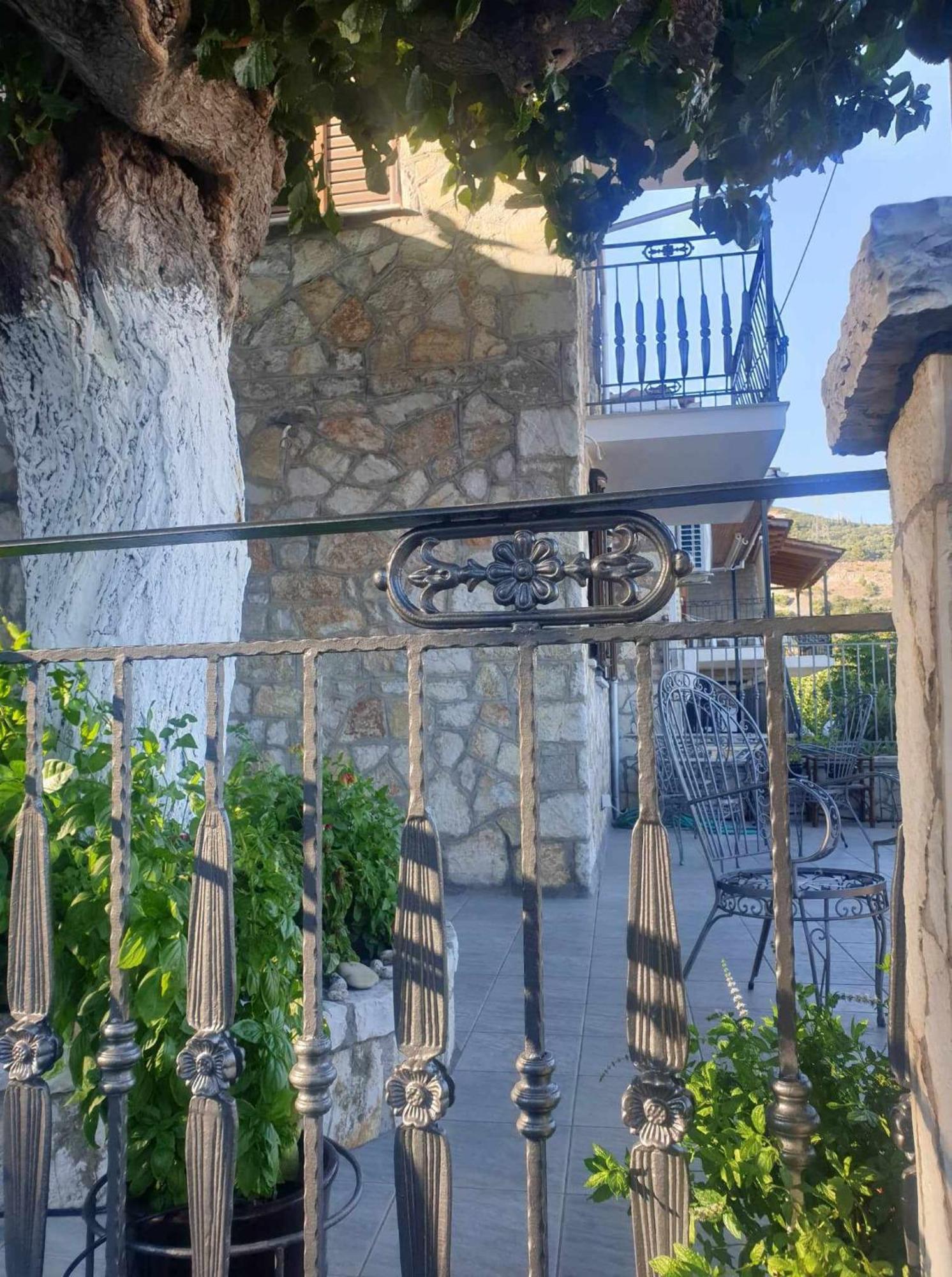 View By The Castle Nafpaktos Villa Buitenkant foto