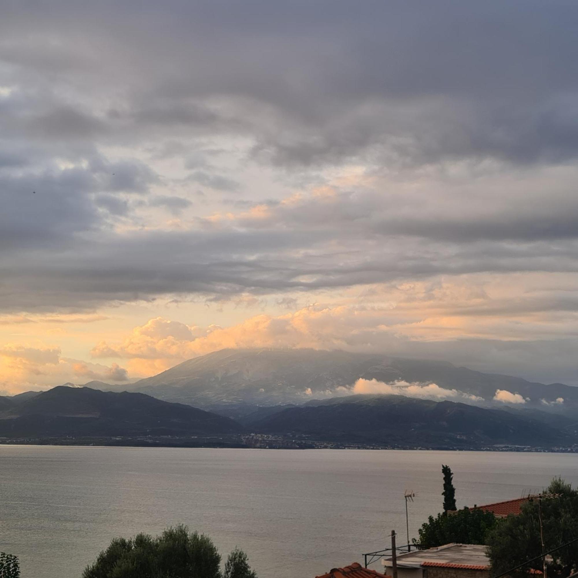 View By The Castle Nafpaktos Villa Buitenkant foto